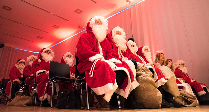 Bereit für ihre Mission: Als Weihnachtsmänner und Engel verkleidete Studenten in der Aula des Studentenwerks der Technischen Universität Berlin.
