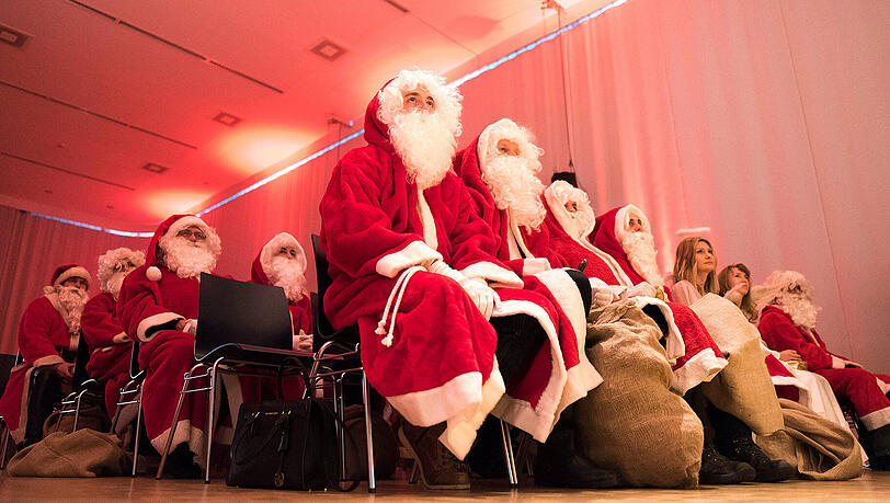 Bereit für ihre Mission: Als Weihnachtsmänner und Engel verkleidete Studenten in der Aula des Studentenwerks der Technischen Universität Berlin. Bereit für ihre Mission: Als Weihnachtsmänner und Engel verkleidete Studenten in der Aula des Studentenwerks der Technischen Universität Berlin.