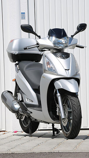 Der Kymco People GT 300i sorgt dank schmaler Silhouette für gutes Durchkommen im Stadtverkehr.