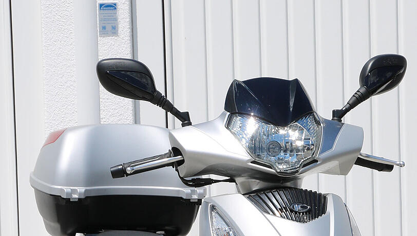 Der Kymco People GT 300i sorgt dank schmaler Silhouette für gutes Durchkommen im Stadtverkehr. Der Kymco People GT 300i sorgt dank schmaler Silhouette für gutes Durchkommen im Stadtverkehr.
