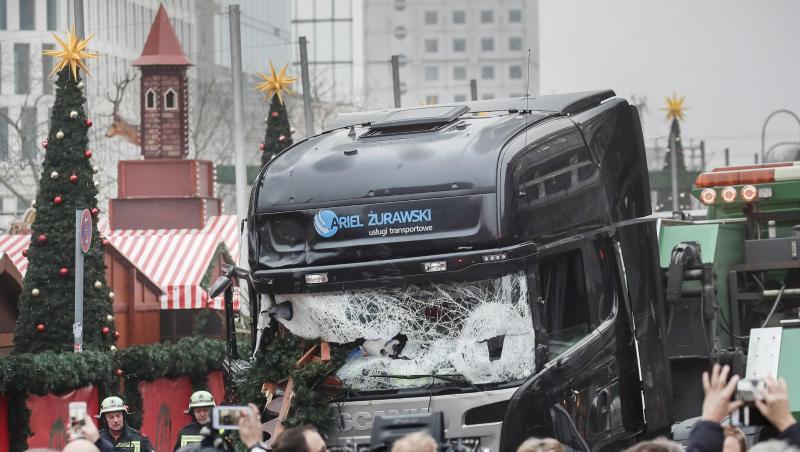 Menschen stehen vor dem LKW, mit dem ein Anschlag auf den Weihnachtsmarkt in Berlin verübt worden war (Archivbild). Menschen stehen vor dem LKW, mit dem ein Anschlag auf den Weihnachtsmarkt in Berlin verübt worden war (Archivbild).