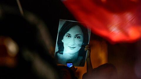 Mit einem Bild der ermordeten Reporterin Daphne Caruana Galizia haben sich Demonstranten vor dem Büro des maltesischen Premierministers postiert.