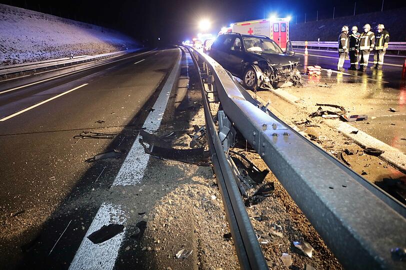 Zunächst blieben Fahrer und Beifahrer unverletzt.