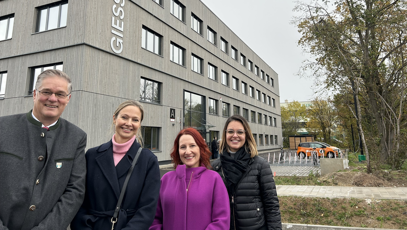 Der Garchinger Bürgermeister Dietmar Gruchmann (SPD), Beos-Vorständin Christina Schädler, Giesserei-Projektleiterin Sabine Remley sowie Beos-Niederlassungsleiterin Annemone Gull.