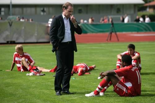 Bayerns Sportdirektor Christian Nerlinger als Tröster in Aschheim. Er sagte: &bdquo;Jungs, Kopf hoch! Ihr habt noch eure ganze Karriere vor euch!"