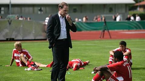 Bayerns Sportdirektor Christian Nerlinger als Tröster in Aschheim. Er sagte: &bdquo;Jungs, Kopf hoch! Ihr habt noch eure ganze Karriere vor euch!"