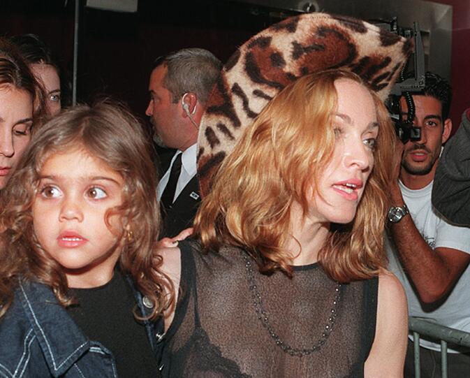...bereits von klein auf mit der Welt der Stars vertraut. Hier besuchen die vierjährige Lourdes und Mama Madonna eine Versace-Modenschau. Lourdes' Vater...