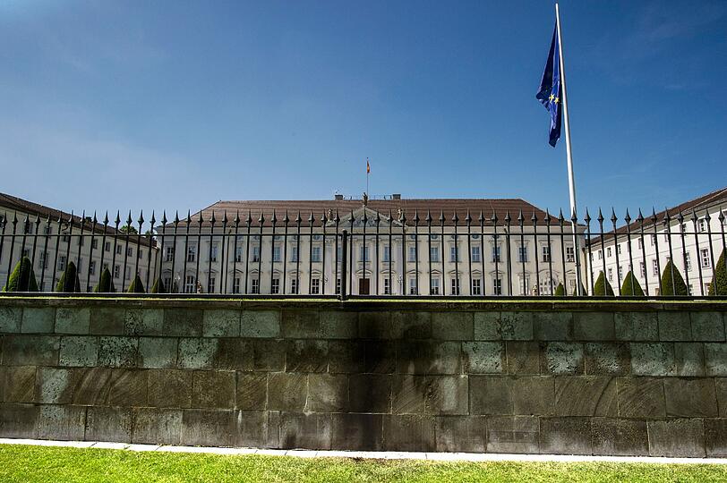 Anschlag auf Schloss Bellevue. Ein Unbekannter warf einen Molotow-Cocktail. Die Brandspuren sind noch zu sehen.
