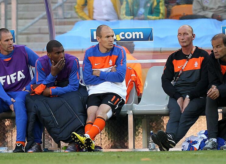Nach der Saison 09/10 hatte der Niederländer mit Oberschenkelproblemen zu kämpfen. Erst während der WM war der Holländer für sein Nationalteam einsatzbereit. Die Beahndlungsmethoden der holländischen Teamärzte sorgte im Nachhinein allerdings für mächtig Ärger zwischen dem FC Bayern und dem niederländischen Fußballverband.