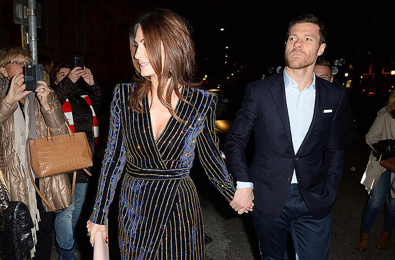 Xabi Alonso und seine Frau Nagore Aramburo werden von Fans belagert.