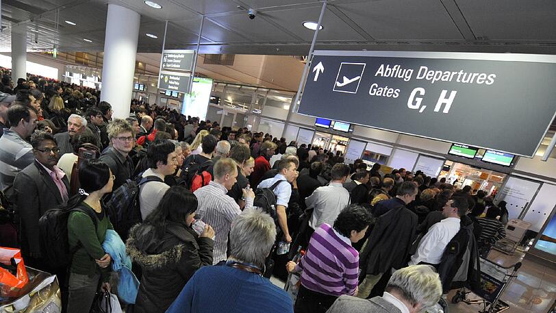 Reisende am Münchner Flughafen vor der Sicherheitskontrolle - ganz so voll ist es aber normalerweise nicht. (Archivbild)