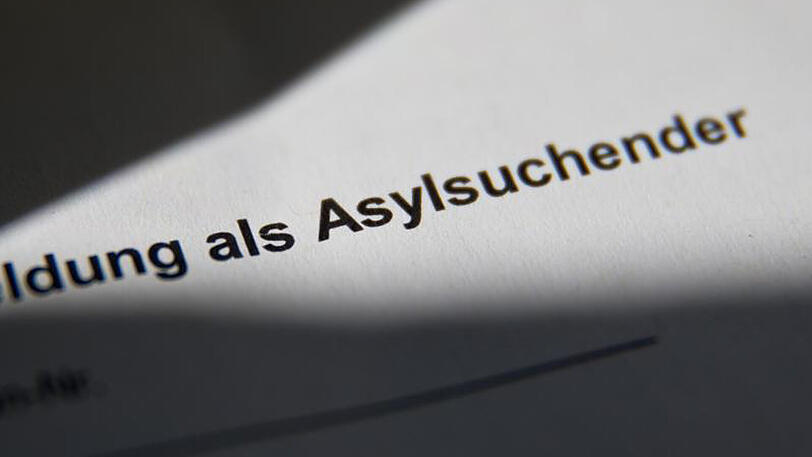 Die Linke sieht in der geringeren Anerkennungsquote das "Resultat der politischen Vorgaben, die Abschiebungen nach Afghanistan zu verstärken und ein abschreckendes Signal auszusenden", sagte die Bundestagsabgeordnete Ulla Jelpke.