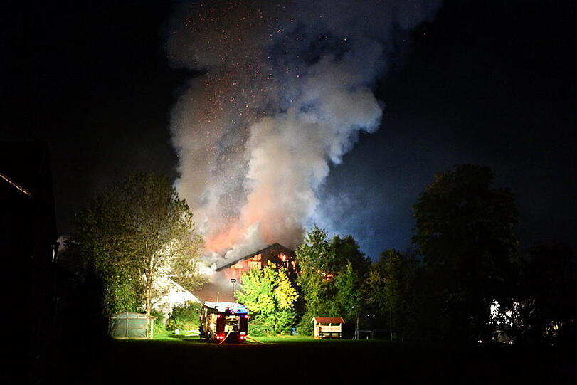 Die Polizei schätzt den entstandenen Sachschaden auf rund 650.000 Euro. Hier die Bilder vom Feuerwehreinsatz in Chieming.