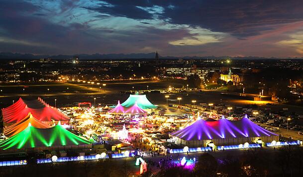Bunte Farben gegen den dunklen Winter: Das Tollwood auf der Theresienwiese. Bunte Farben gegen den dunklen Winter: Das Tollwood auf der Theresienwiese.
