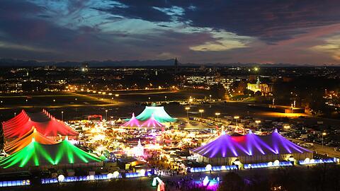 Bunte Farben gegen den dunklen Winter: Das Tollwood auf der Theresienwiese.