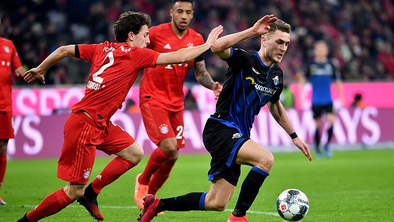 Ein Schritt zu spät: Álvaro Odriozola (links) im Duell mit Dennis Srbeny.