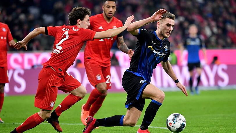 Ein Schritt zu spät: Álvaro Odriozola (links) im Duell mit Dennis Srbeny. Ein Schritt zu spät: Álvaro Odriozola (links) im Duell mit Dennis Srbeny.