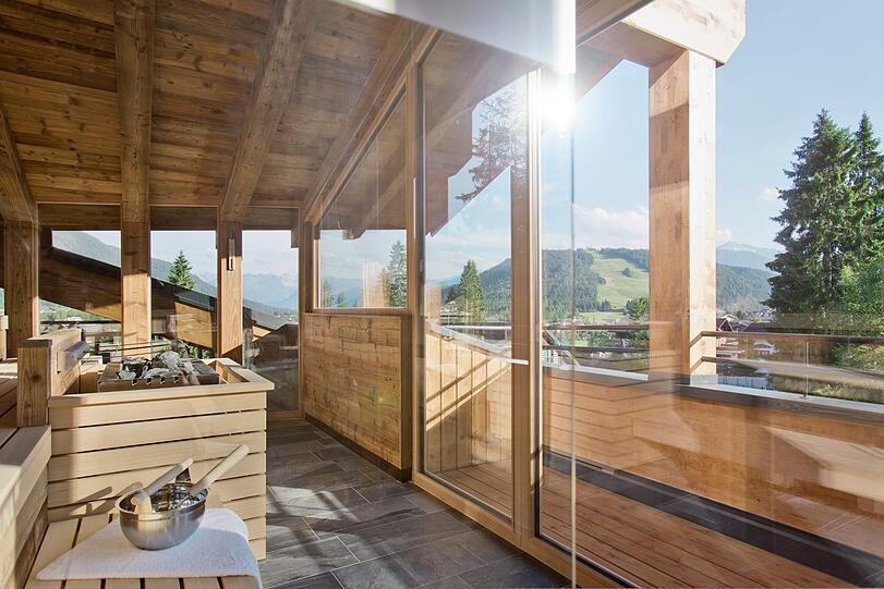 Die skySpa in der 4. Etage begeistert Wellnessliebhaber, die Wellness und Entspannung mit besten Aussichten in die Natur verbinden wollen.