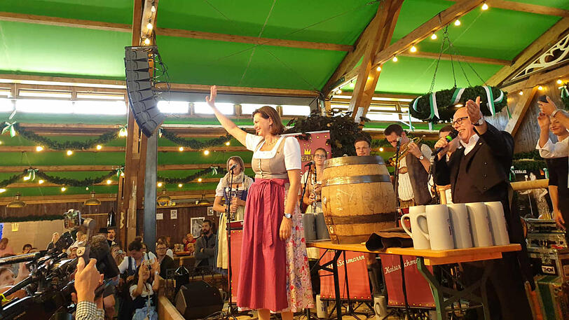 Ilse Aigner beim Anzapfen in der "Schönheitskönigin".