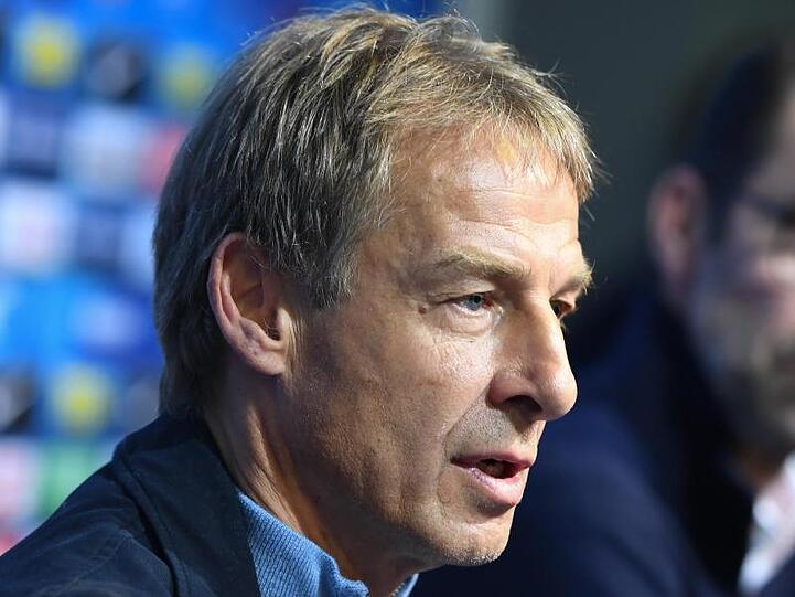 Soll schon im US-Trainingslager von Hertha BSC mit seinem Rücktritt gedroht haben: Trainer Jürgen Klinsmann (l).