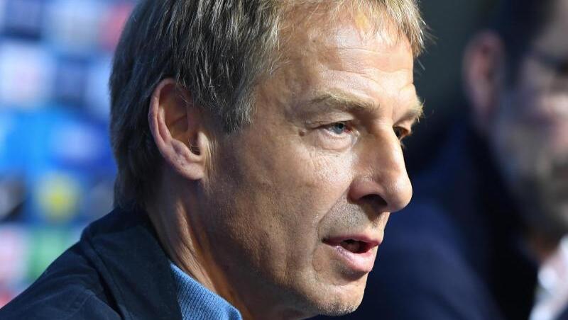 Soll schon im US-Trainingslager von Hertha BSC mit seinem Rücktritt gedroht haben: Trainer Jürgen Klinsmann (l). Soll schon im US-Trainingslager von Hertha BSC mit seinem Rücktritt gedroht haben: Trainer Jürgen Klinsmann (l).
