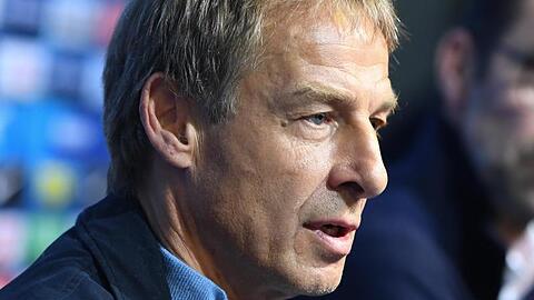 Soll schon im US-Trainingslager von Hertha BSC mit seinem Rücktritt gedroht haben: Trainer Jürgen Klinsmann (l).