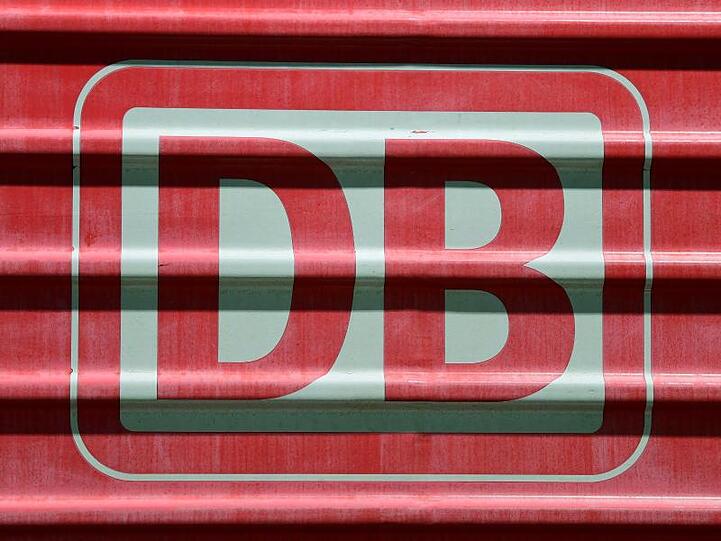 Das Logo der Deutschen Bahn an einer Lokomotive. Foto: Hendrik Schmidt/zb/Archivbild