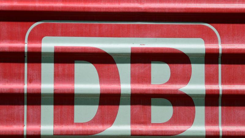 Das Logo der Deutschen Bahn an einer Lokomotive. Foto: Hendrik Schmidt/zb/Archivbild Das Logo der Deutschen Bahn an einer Lokomotive. Foto: Hendrik Schmidt/zb/Archivbild