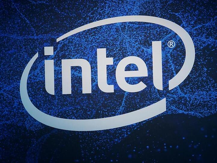 Das Logo des Chip-Konzerns Intel ist zu sehen. Foto: Christoph Dernbach/Archivbild