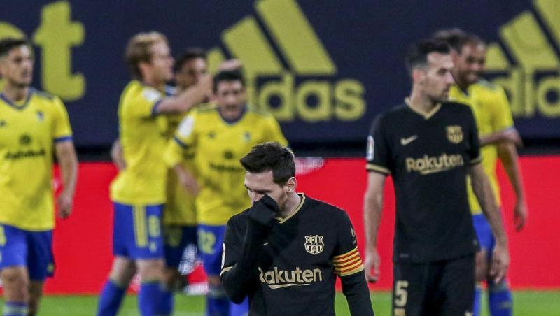 Die Startruppe um Lionel Messi (M.) verlor beim FC Cádiz.