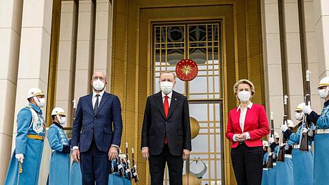Der türkische Präsident Erdogan (M) empfängt Charles Michel und Ursula Von der Leyen.