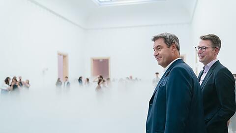 Markus Söder und Markus Blume in der Ausstellung "Nebel Leben" im Haus der Kunst.