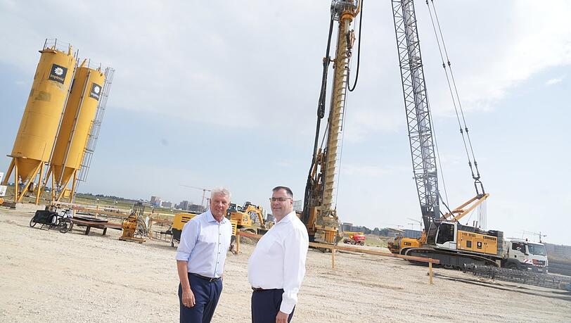 Hier soll einmal der neue U-Bahnhof Freiham Zentrum entstehen. Wann er fertig ist? So genau können das Oberbürgermeister Dieter Reiter (SPD) und MVG-Chef Ingo Worthmann nicht sagen.