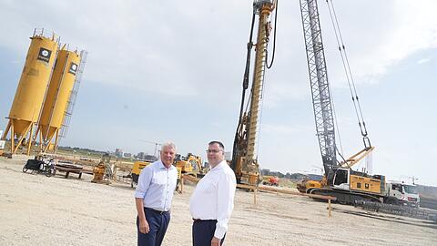 Hier soll einmal der neue U-Bahnhof Freiham Zentrum entstehen. Wann er fertig ist? So genau können das Oberbürgermeister Dieter Reiter (SPD) und MVG-Chef Ingo Worthmann nicht sagen.
