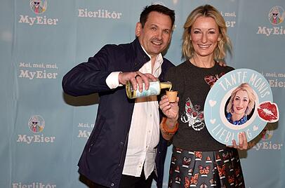 MyEier-Geschäftsführer Andreas Mohrs schenkt Monika Gruber den geliebten Eierlikör ein MyEier-Geschäftsführer Andreas Mohrs schenkt Monika Gruber den geliebten Eierlikör ein