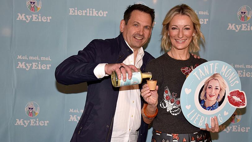 MyEier-Geschäftsführer Andreas Mohrs schenkt Monika Gruber den geliebten Eierlikör ein
