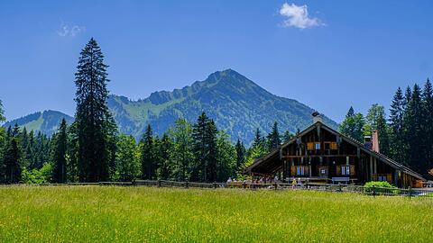Luxus-Eventlocation oder Wanderhütte? Die Saurüsselalm bei Bad Wiessee.