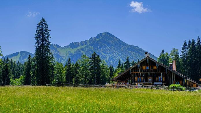 Luxus-Eventlocation oder Wanderhütte? Die Saurüsselalm bei Bad Wiessee.
