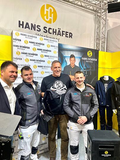 Ralf Moeller mit den Stuckateuren Franz Lehnert und Kevin Kilian in München.