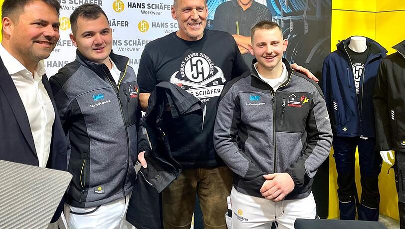Ralf Moeller mit den Stuckateuren Franz Lehnert und Kevin Kilian in München. Ralf Moeller mit den Stuckateuren Franz Lehnert und Kevin Kilian in München.