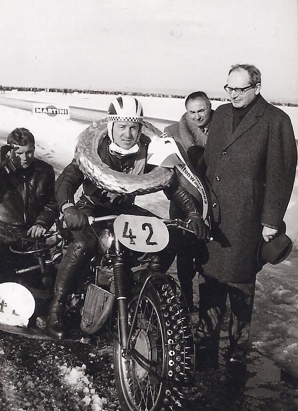 Hier sieht man die Spikes an den Rädern, um auf dem Eis Halt zu haben. Hier sieht man die Spikes an den Rädern, um auf dem Eis Halt zu haben.