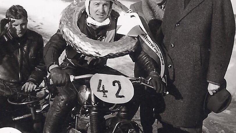 Hier sieht man die Spikes an den R&auml;dern, um auf dem Eis Halt zu haben.