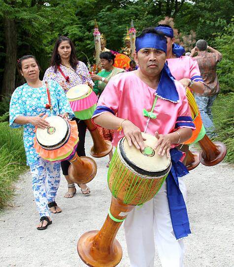 Bayerische Fahnen und buddhistische Mönche: Das Khao Pansa-Fest brachte asiatisches Flair in den Westpark.