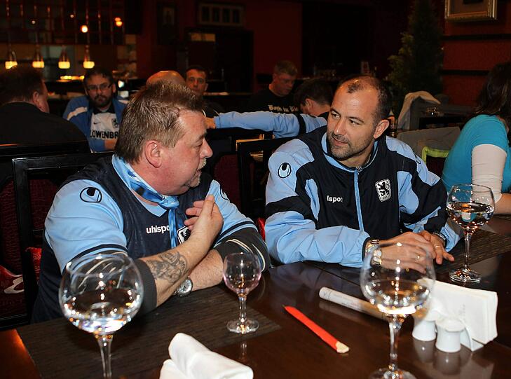 Die Fans speisen mit der kompletten Mannschaft des TSV 1860.