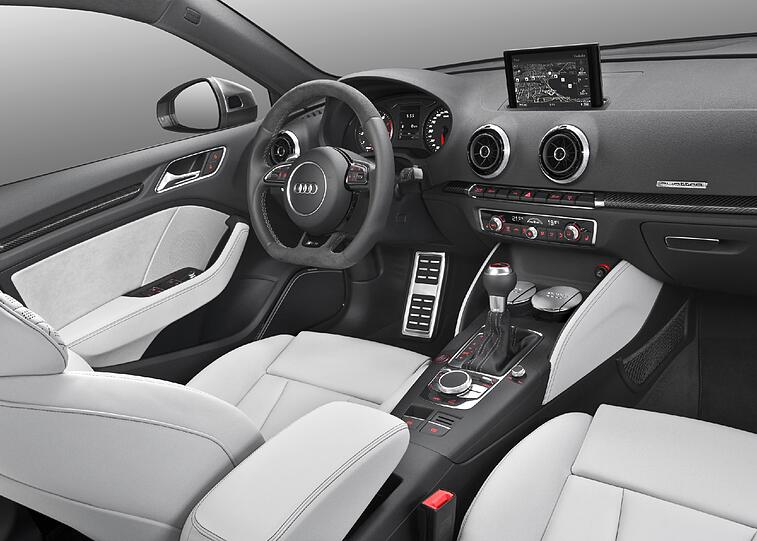 Das Interieur des neuen RS3 ist mit Alcantara und Alu-Pedalerie ganz auf Sportlichkeit getrimmt.