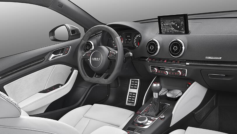 Das Interieur des neuen RS3 ist mit Alcantara und Alu-Pedalerie ganz auf Sportlichkeit getrimmt. Das Interieur des neuen RS3 ist mit Alcantara und Alu-Pedalerie ganz auf Sportlichkeit getrimmt.