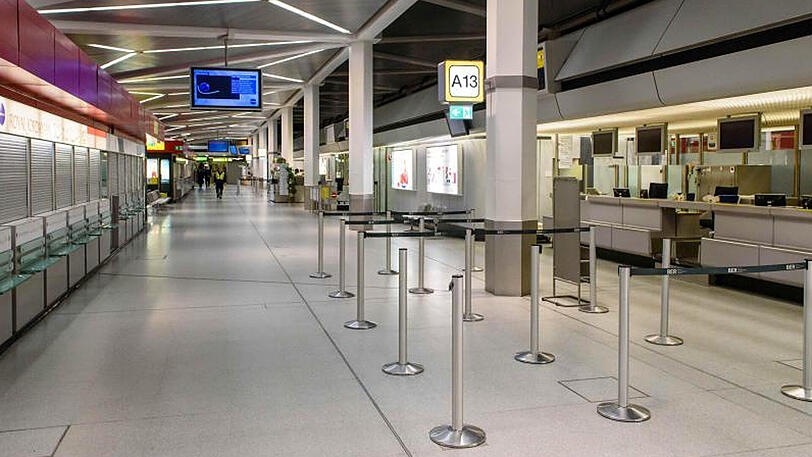 Menschenleerer Check-in-Schalter auf dem Flughafen Tegel in Berlin.