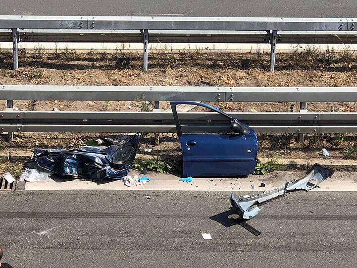 Der Pkw wurde komplett zerstört, sowohl die Fahrerin als auch der Fahrer erlitten schwere Verletzungen. Auch viele Insassen im Bus wurden verletzt. Die Bilder vom Unfallort auf der A73 bei Nürnberg.