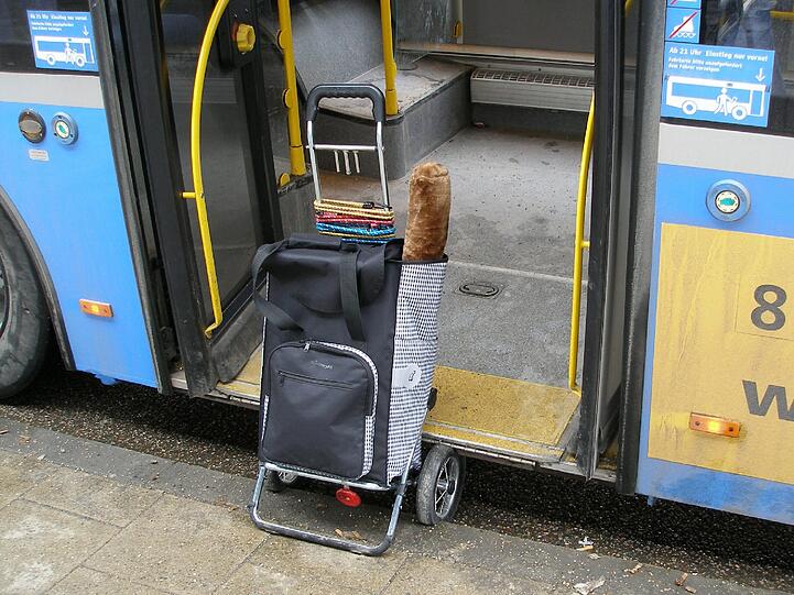 Im falschen Moment aus dem Bus gezogen: Der Einkaufswagen einer Frau ist am Ostbahnhof unglücklich eingeklemmt worden.