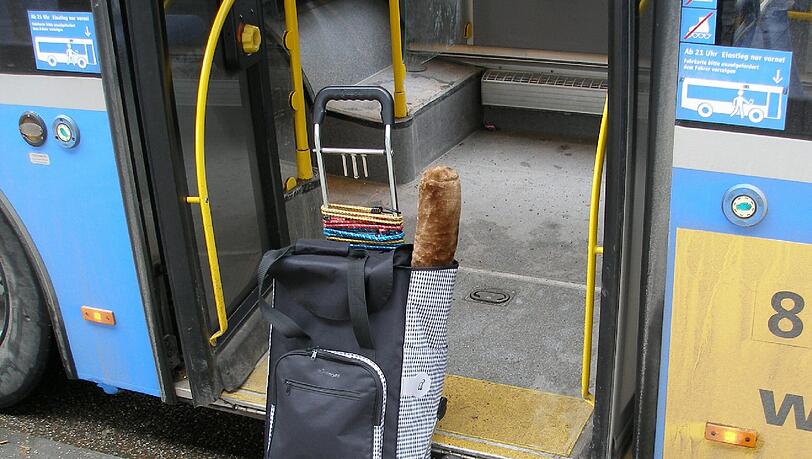 Im falschen Moment aus dem Bus gezogen: Der Einkaufswagen einer Frau ist am Ostbahnhof unglücklich eingeklemmt worden. Im falschen Moment aus dem Bus gezogen: Der Einkaufswagen einer Frau ist am Ostbahnhof unglücklich eingeklemmt worden.